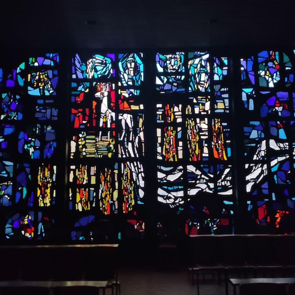 Werktagskapelle Fenster (c) CampusFidelis
