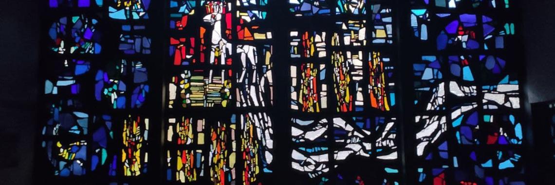 Werktagskapelle Fenster (c) CampusFidelis