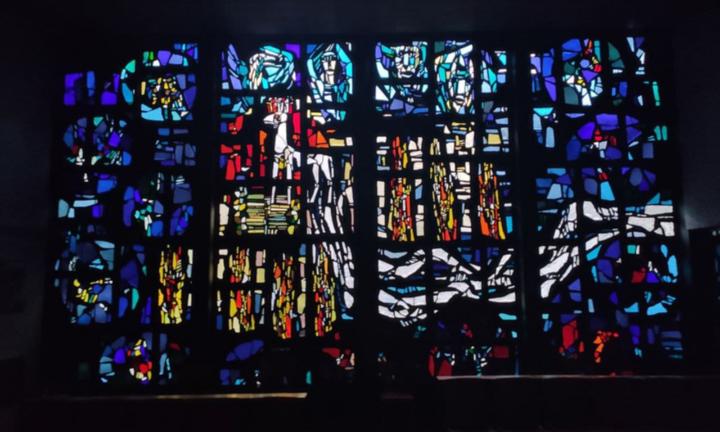 Werktagskapelle Fenster (c) CampusFidelis