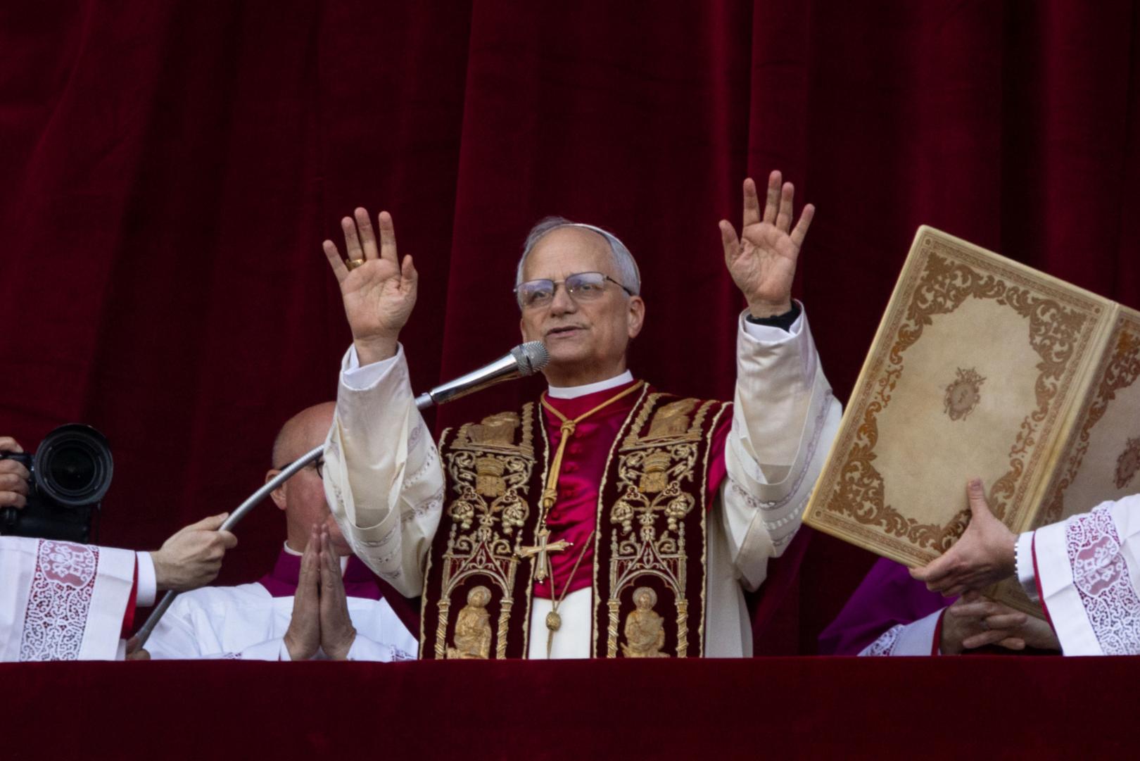 Papst Leo XIV. spendete noch am Tag seiner Wahl das erste Mal den Segen „Urbi et orbi” (c) Bild: Jessica Krämer / dbk In: Pfarrbriefservice.de
