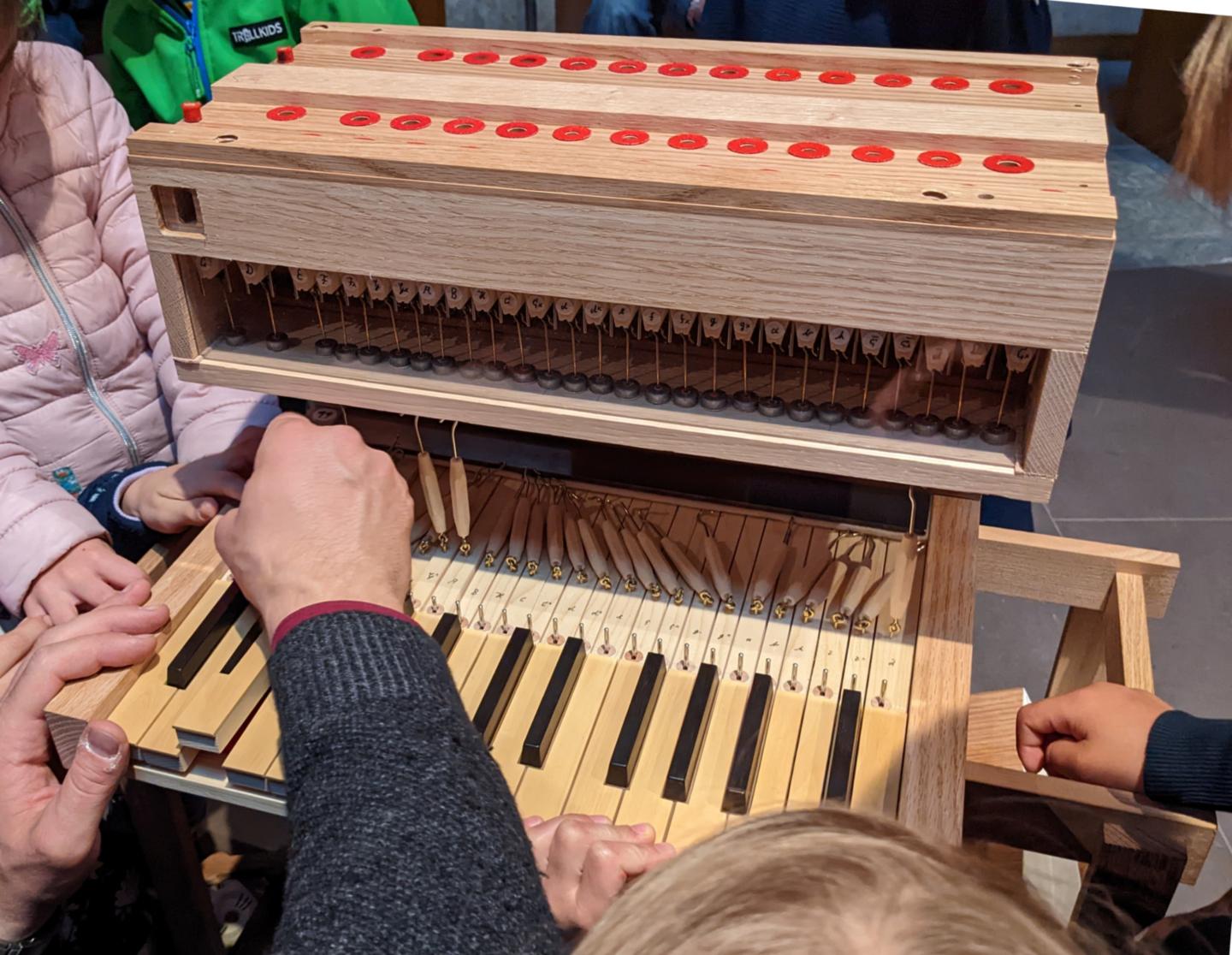 Kinder bauen eine Orgel (c) privat