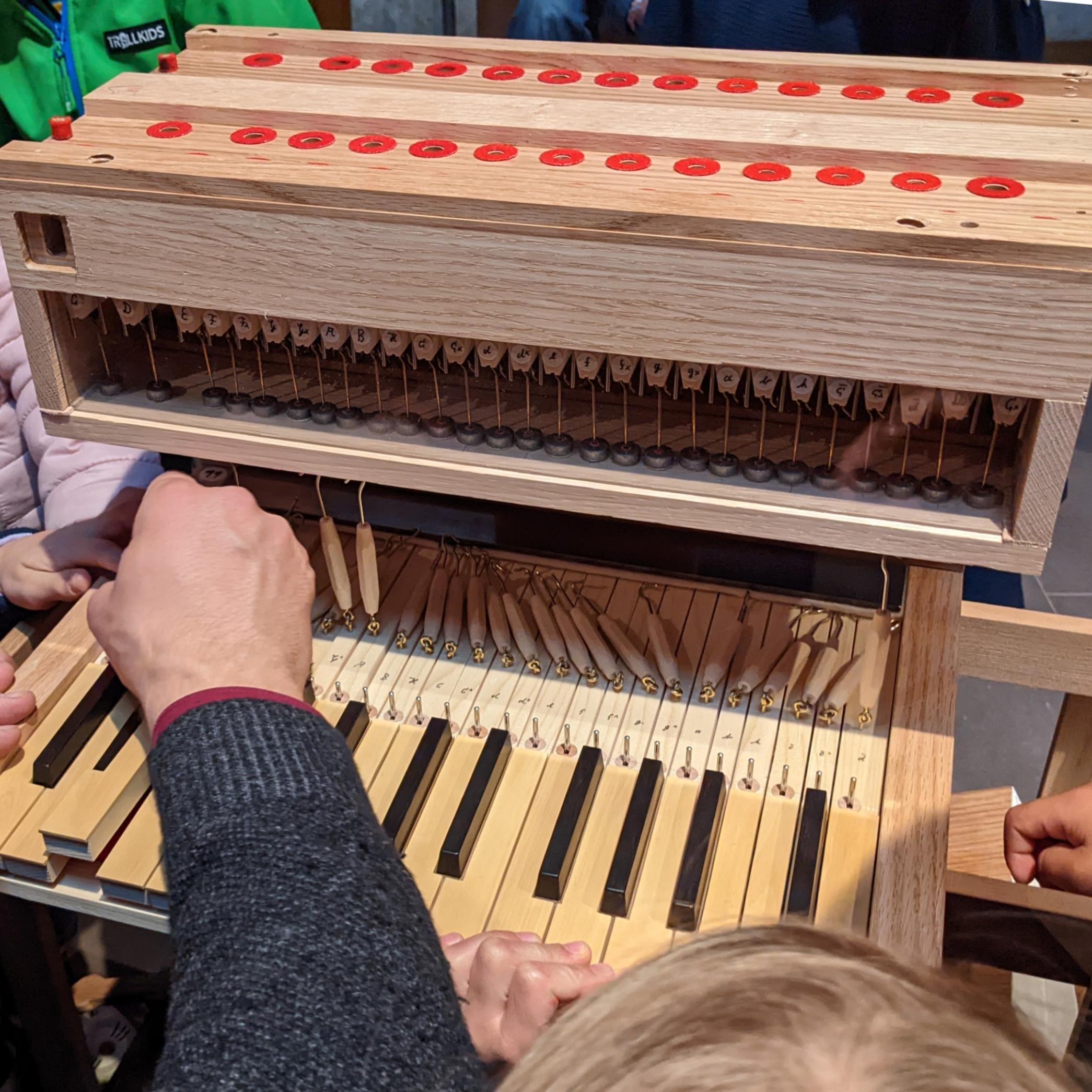 Kinder bauen eine Orgel