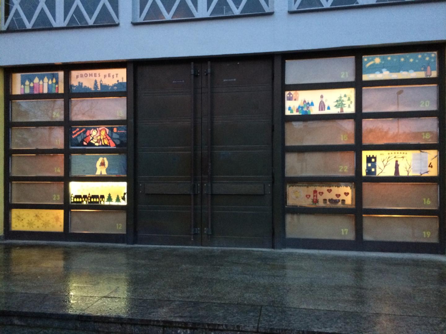 10.12.2021, Adventsfenster am Kirchenportal (c) M. Reinschmidt