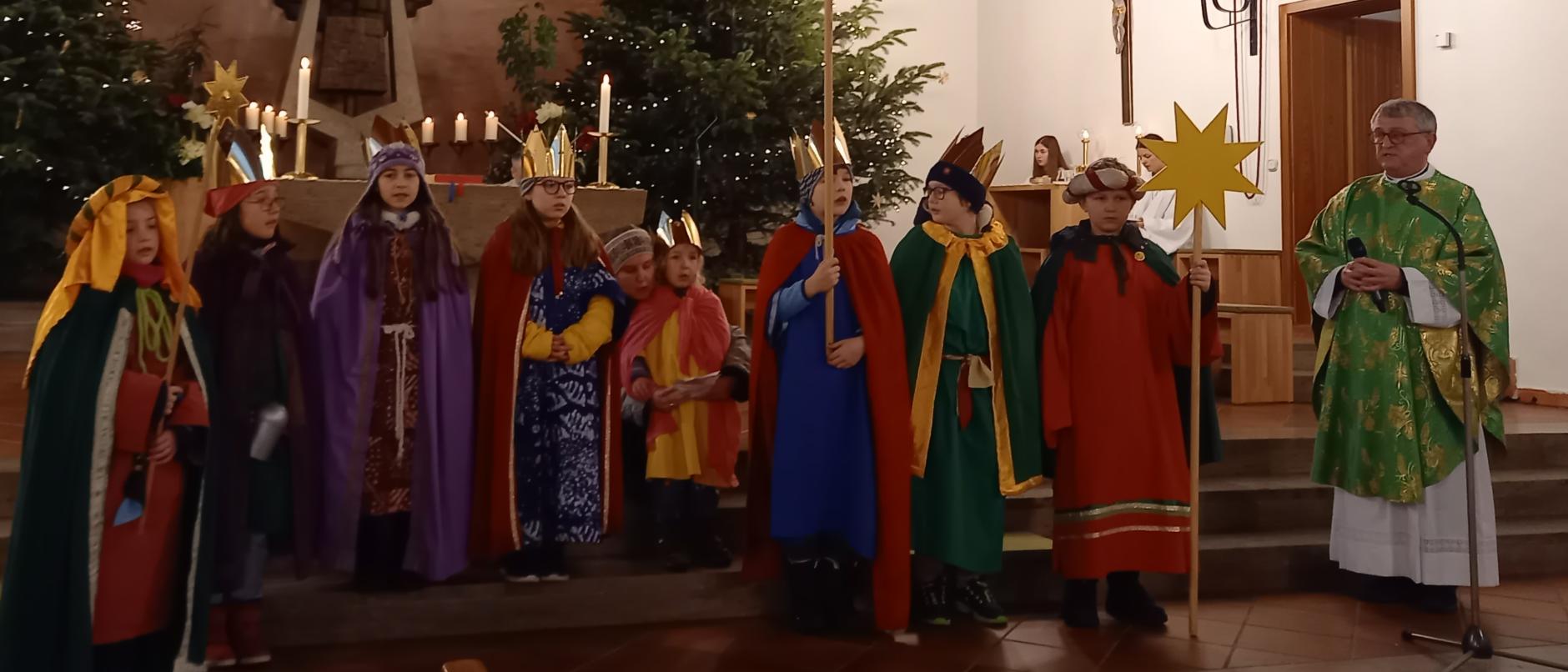 Sternsinger im Gottesdienst (c) Pfarrgemeinde Sankt Martin