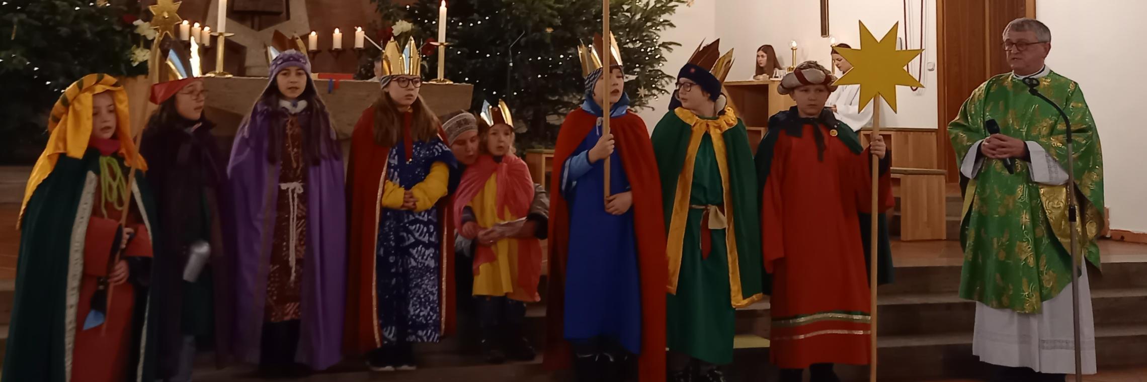 Sternsinger im Gottesdienst (c) Pfarrgemeinde Sankt Martin
