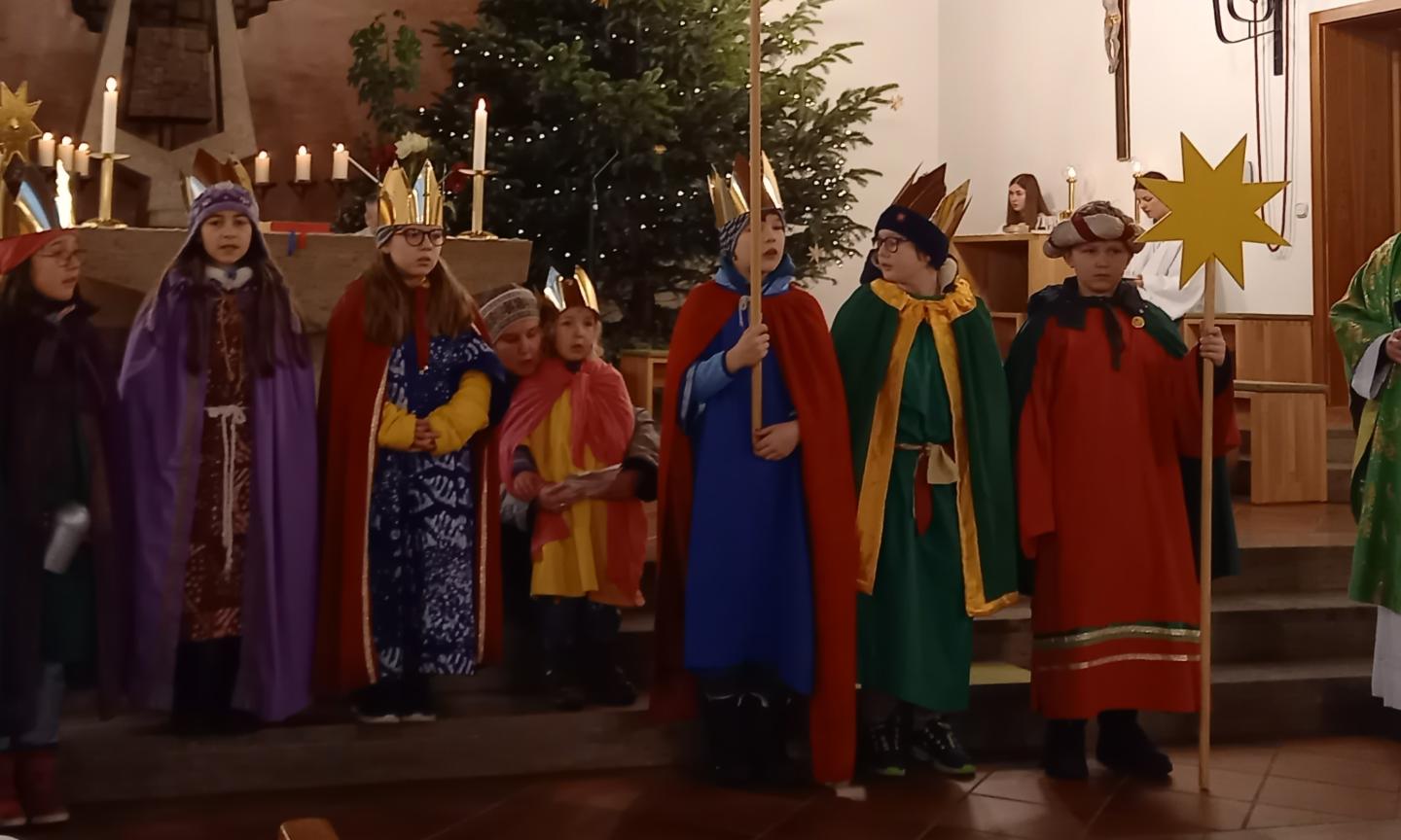 Sternsinger im Gottesdienst (c) Pfarrgemeinde Sankt Martin