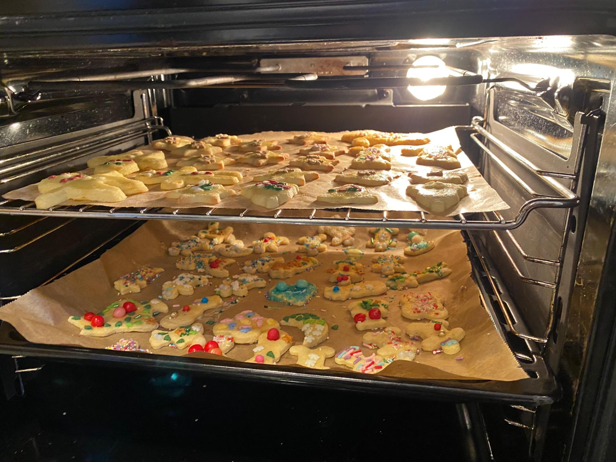 2025_11_Plätzchen_im_Ofen (c) Pfarrgemeinde St. Martin