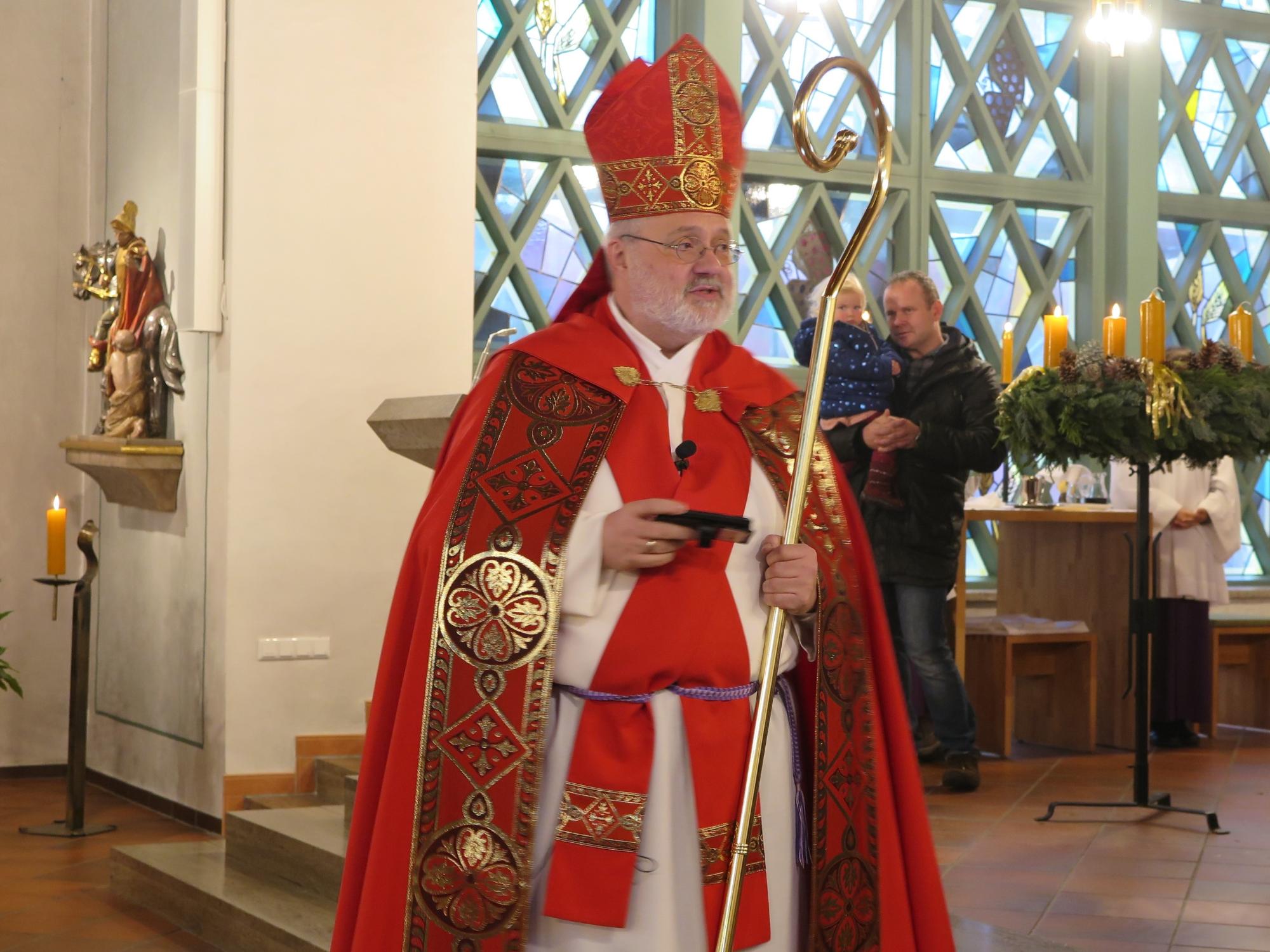 Pfarrer Barton im Gewand des hl. Nikolaus (c) Kolpingsfamilie Dietzenbach