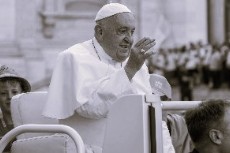 Papst-Franziskus-bei-der-XIII.-Internationale-Ministrantenwallfahrt-2024-am-30.-Juli-2024-auf-dem-Petersplatz-in-Rom-Vatikan.jpg_687216257