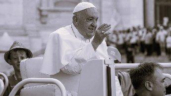 Papst-Franziskus-bei-der-XIII.-Internationale-Ministrantenwallfahrt-2024-am-30.-Juli-2024-auf-dem-Petersplatz-in-Rom-Vatikan.jpg_687216257