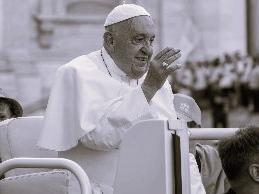 Papst-Franziskus-bei-der-XIII.-Internationale-Ministrantenwallfahrt-2024-am-30.-Juli-2024-auf-dem-Petersplatz-in-Rom-Vatikan.jpg_687216257 (c) Deutsche Bischofskonferenz_Maximilian von Lachner