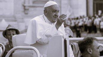 Papst-Franziskus-bei-der-XIII.-Internationale-Ministrantenwallfahrt-2024-am-30.-Juli-2024-auf-dem-Petersplatz-in-Rom-Vatikan.jpg_687216257