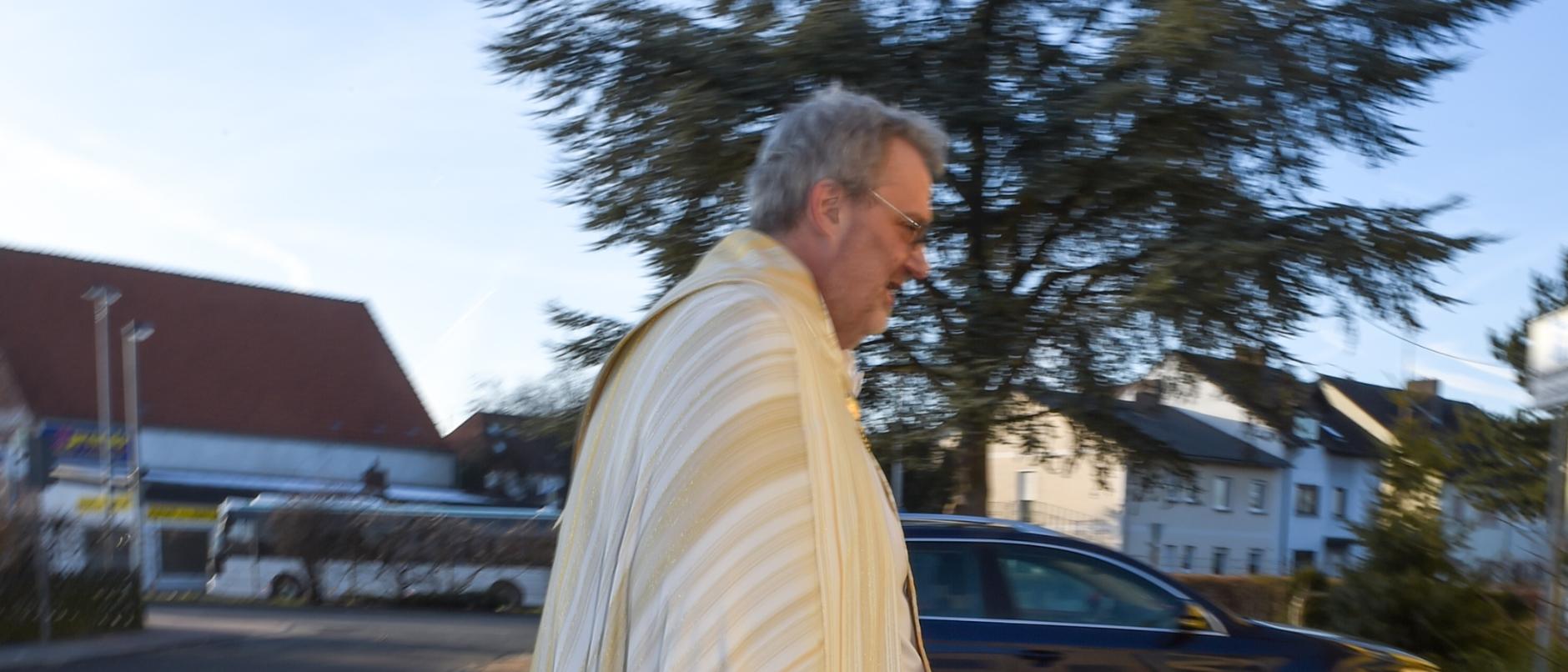auf dem Weg, Pfarrer Barton (c) KNA