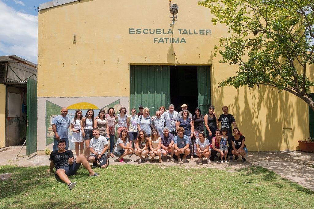 Eine Gruppe von Schülern und Lehrern der Ausbildungsstätte Fatima (c) Taller Fatima