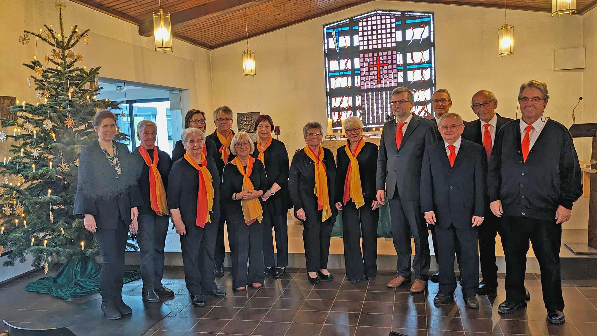 Auftritt des Kirchenchores mit seiner neuen Leiterin Claudia Ihrle am 1. Weihnachtstag 2023 in Maria Königin Erzhausen 