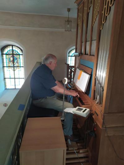 Franz Pokoj an seiner Orgel