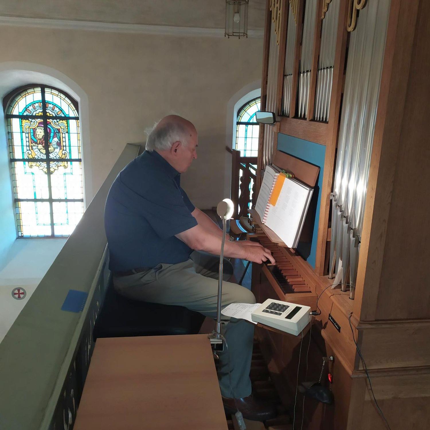 Franz Pokoj an seiner Orgel