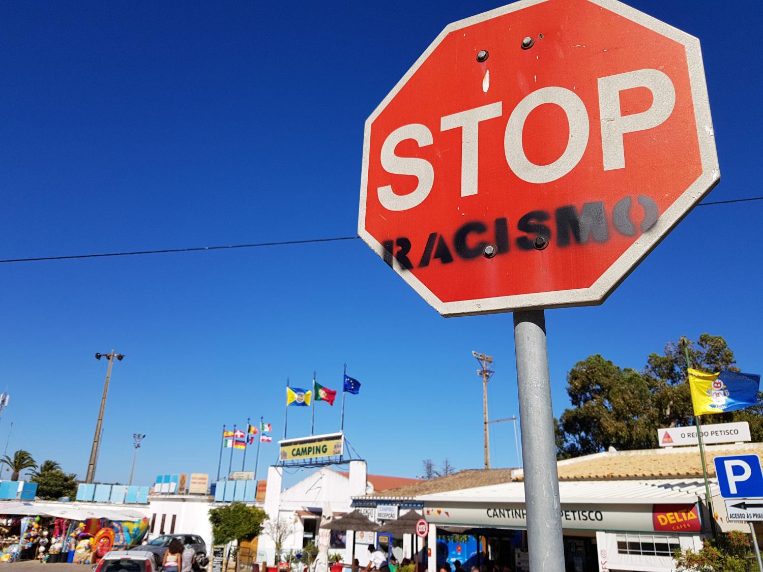 stop racismo (c) Bild: Peter Weidemann In: Pfarrbriefservice.de