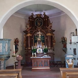 Altarraum in St. Luzia und St. Odilia