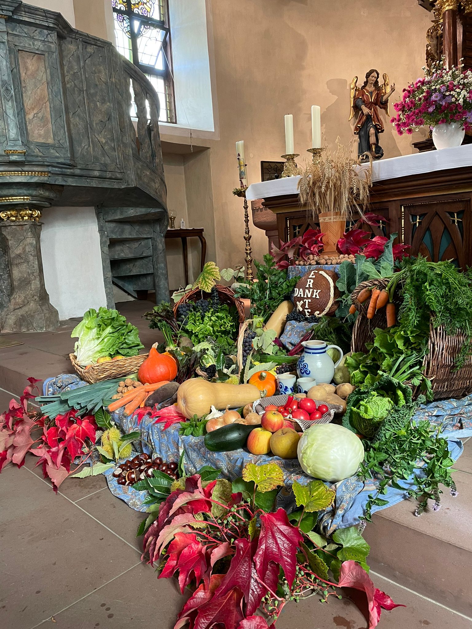 Die Früchte des Feldes in der barocken Dorfkirche (c) Gemeinde St. Luzia und St. Odilia/Mirjam Röchner