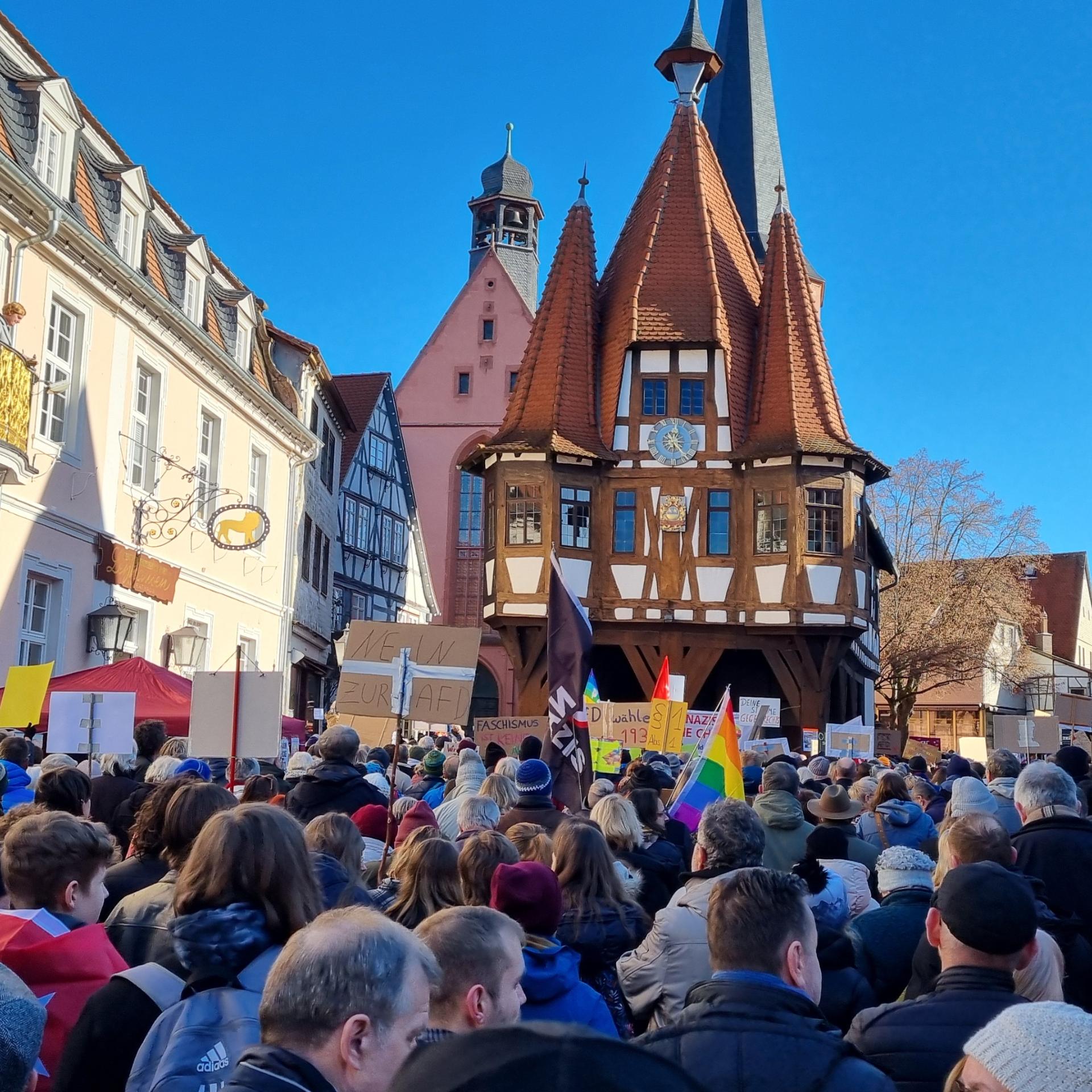 Der Michelstädter Marktplatz voller Menschen