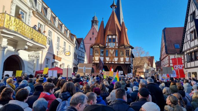 Der Michelstädter Marktplatz voller Menschen