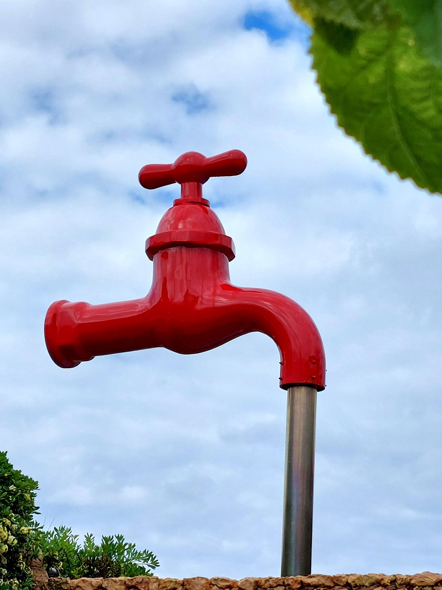 Wasserhahn steht auf Wasserstrahl