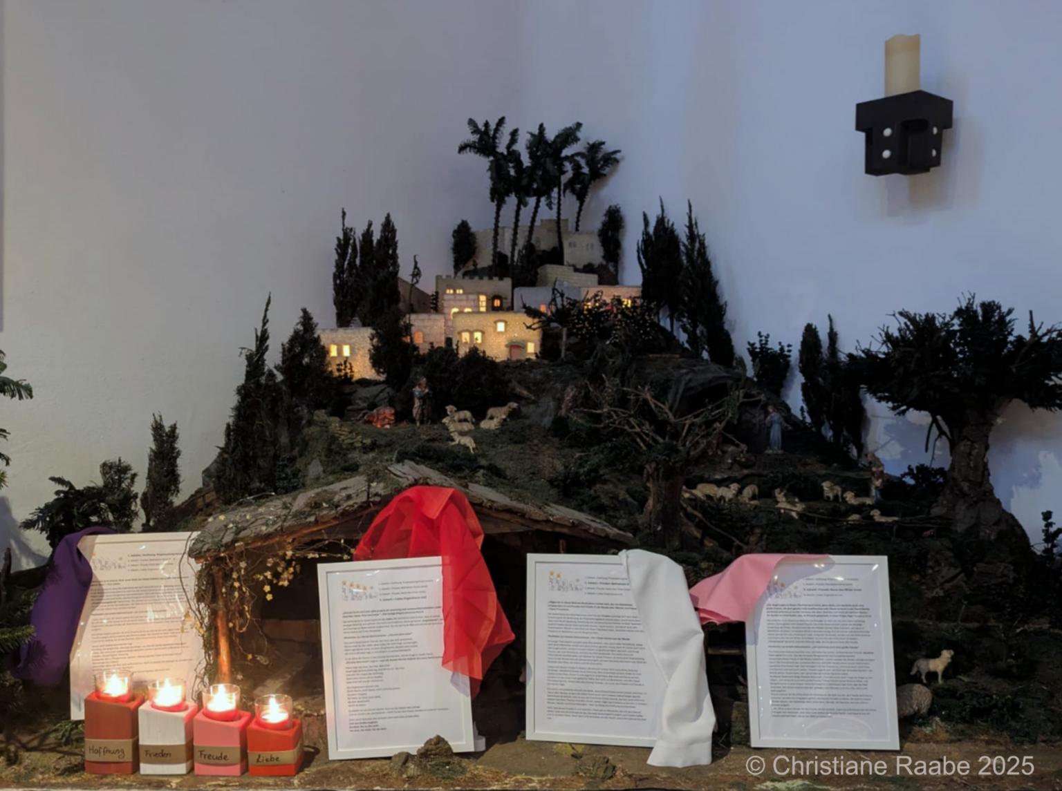 Krippenweg: Mit den vier Adventskerzen und meditativen Texten zu jedem Adventssonntag lud die Kirche St. Johannes der Täufer in Bad König bereits in der Adventszeit zum Besuch der Krippe ein. (c) Christiane Raabe