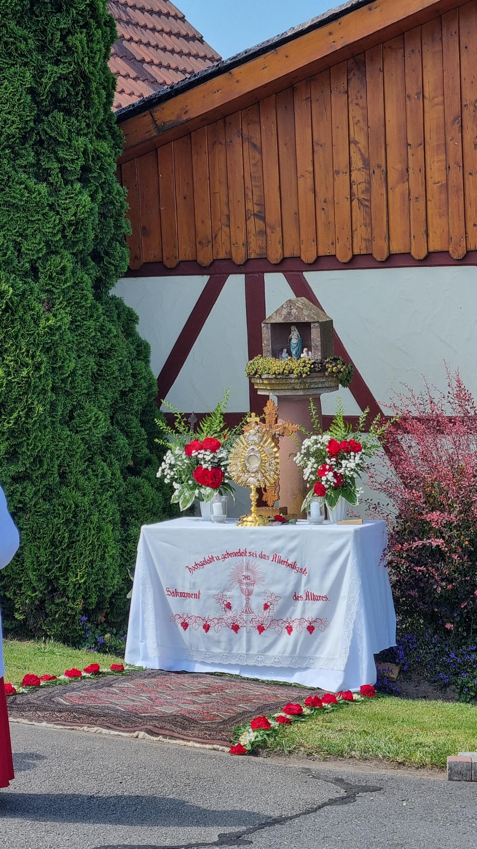 Der zweite Stationsaltar mit Rosenschmuck vor dem Wegekreuz (c) Pastoralraum Odenwald/WW