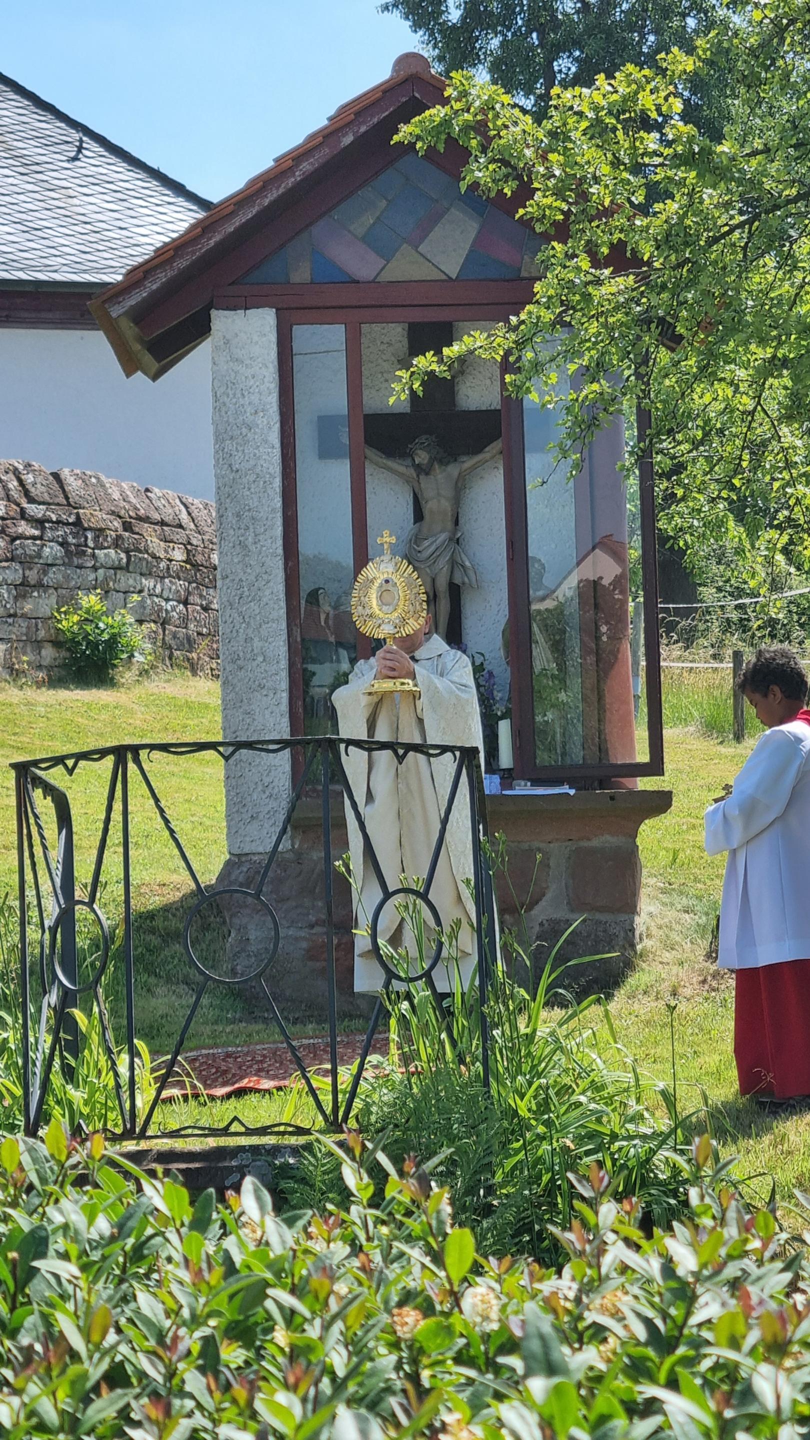 Der Segen zum Abschluss der Prozession (c) Pastoralraum Odenwald/WW