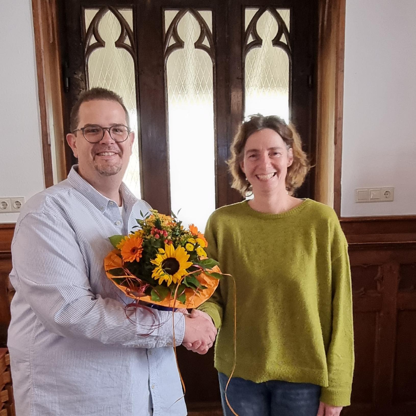 Verwaltungsleiter Matthias Kusch begrüßt Kirsten Molitor.