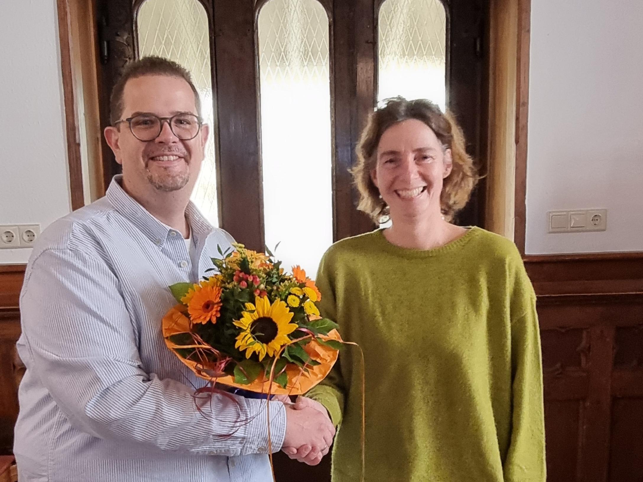 Verwaltungsleiter Matthias Kusch begrüßt Kirsten Molitor.