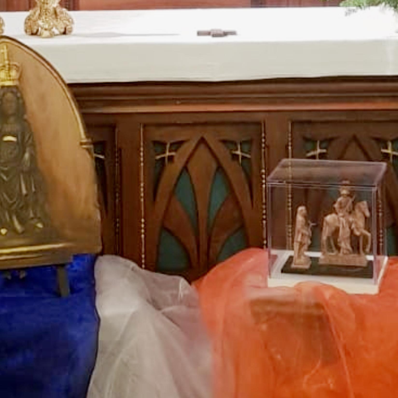 Auf dem Bild: (v.l.) Bildnis der Schwarzen Madonna und Statur des Hl. Martin.