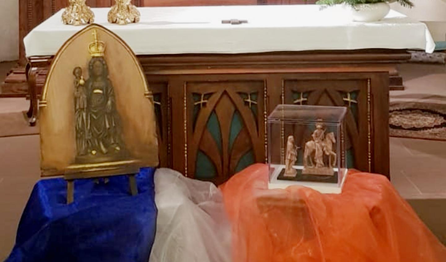 Auf dem Bild: (v.l.) Bildnis der Schwarzen Madonna und Statur des Hl. Martin. (c) Privat