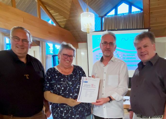 Mitglieder des AK ISK übergeben der Leitung des Pastoralraumes den Entwurf eines ISK - v.l. Diakon Volkmar Raabe, PGR-Vorsitzende von Bad König Rita German, Koordinator des Pastoralraumes Pastoralreferent Cyriakus Schmidt, Leitender Pfarrer des Pastoralraumes Pfarrer Harald Poggel,