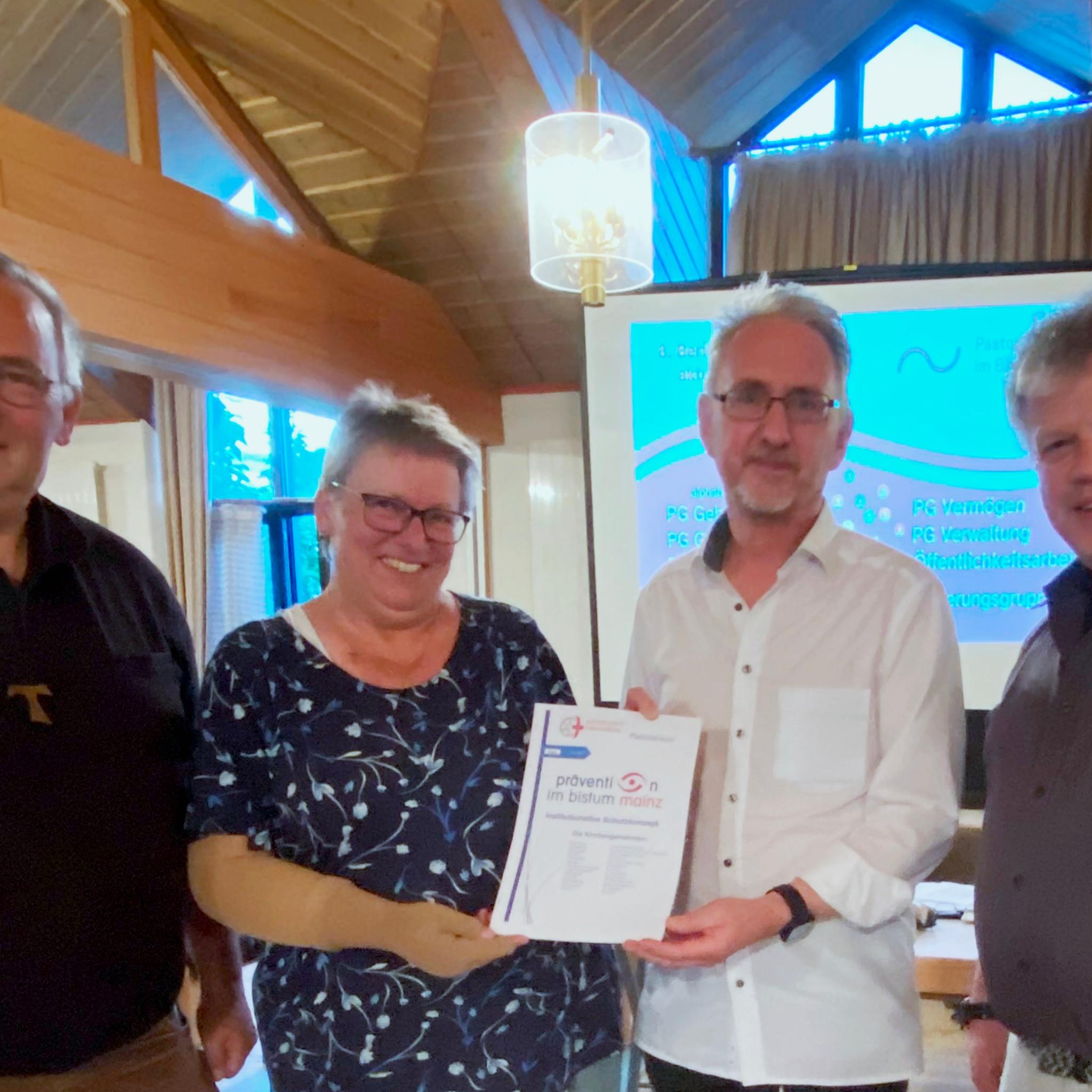 Mitglieder des AK ISK übergeben der Leitung des Pastoralraumes den Entwurf eines ISK - v.l. Diakon Volkmar Raabe, PGR-Vorsitzende von Bad König Rita German, Koordinator des Pastoralraumes Pastoralreferent Cyriakus Schmidt, Leitender Pfarrer des Pastoralraumes Pfarrer Harald Poggel,