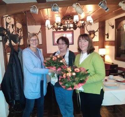 Von links: Caritas Familienzentrum Mitarbeiterin Frau Brigitte Wittmann dankt Frau Ortrud Schork und Frau Susanne Deitrich für die engagierte Arbeit