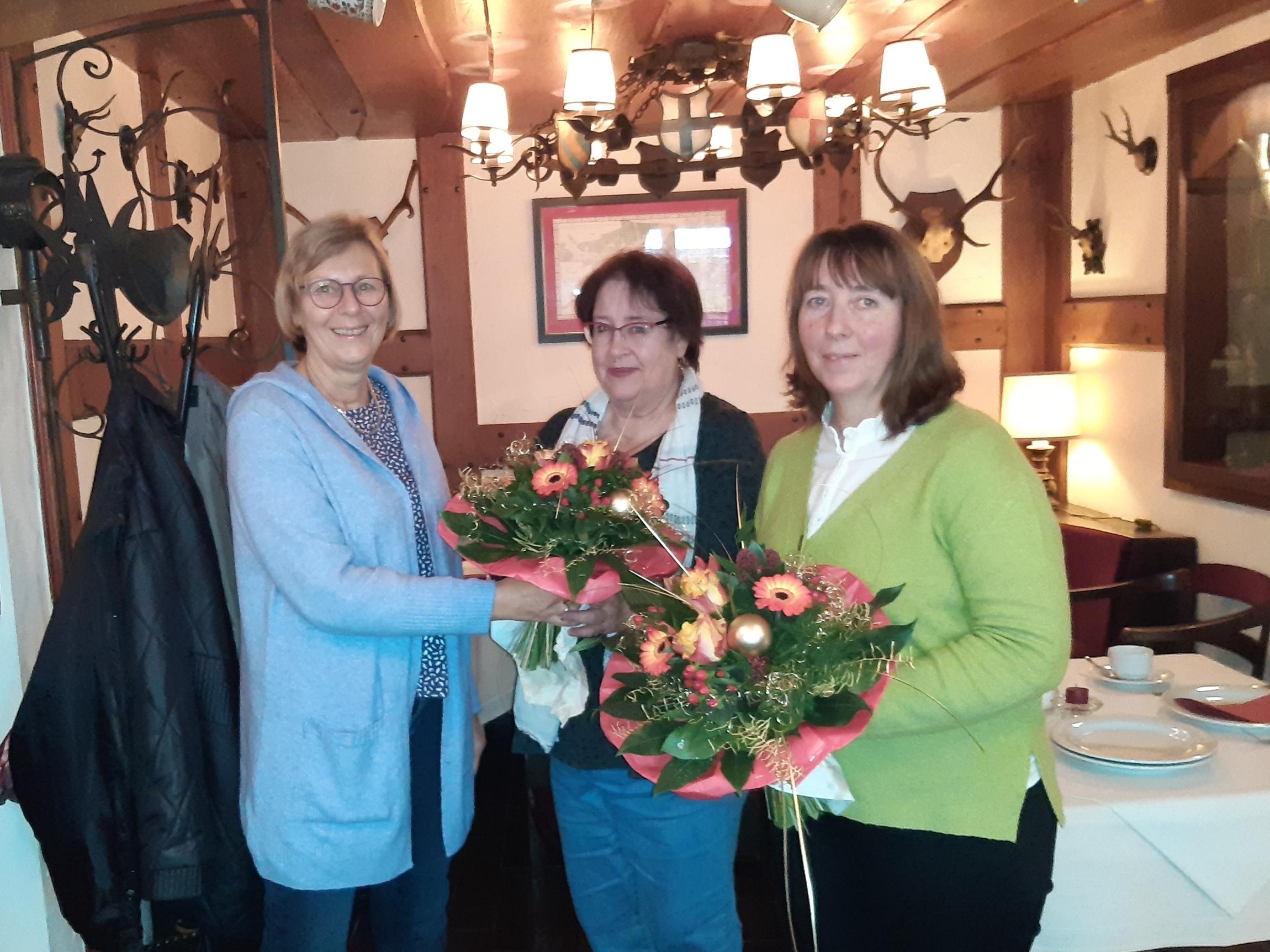 Von links: Caritas Familienzentrum Mitarbeiterin Frau Brigitte Wittmann dankt Frau Ortrud Schork und Frau Susanne Deitrich für die engagierte Arbeit