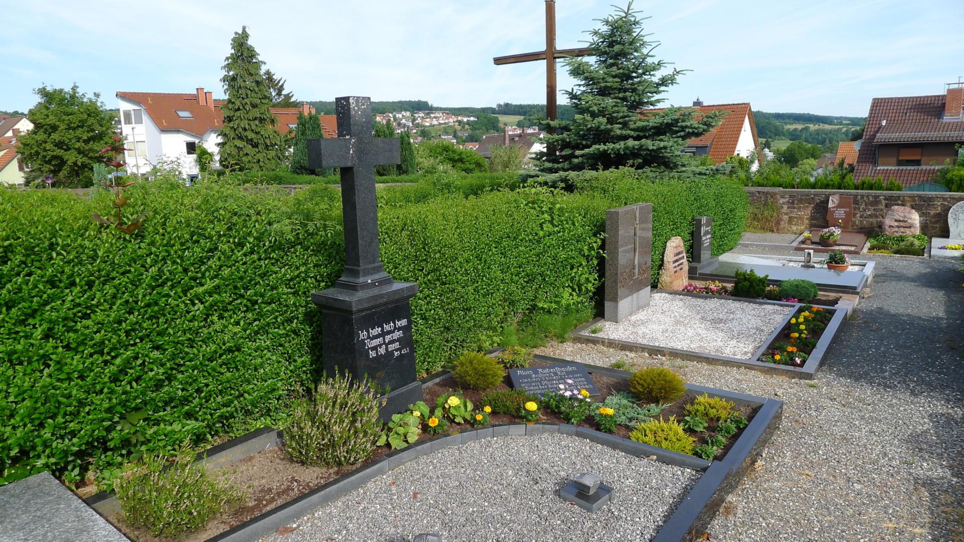 Erbacher Friedhof - Grab Alois Rudershausen (c) Gemeinde St. Sophia in Erbach
