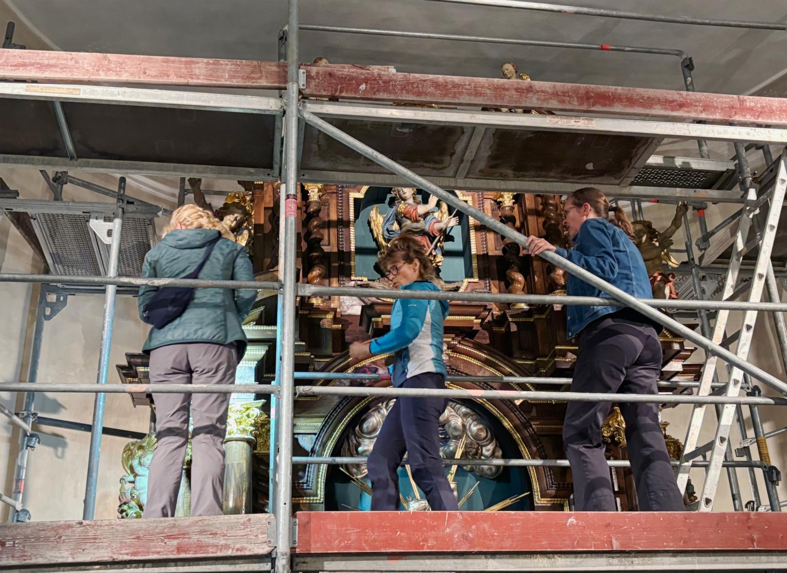 Der Hochaltar wird begutachtet (c) Christiane Raabe