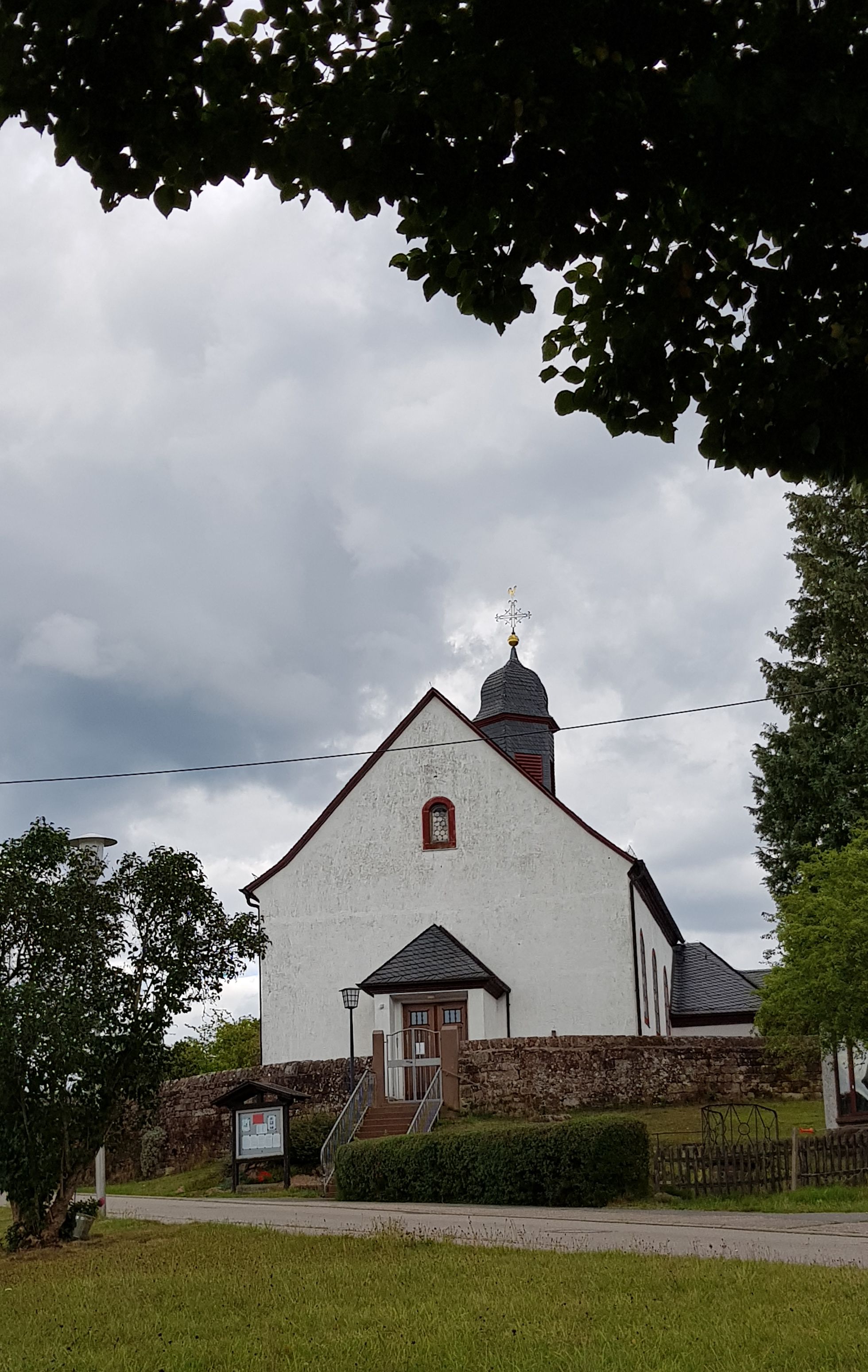 Die Hesselbacher Kirche gesehen vom Löschteich (c) Willi Weiers