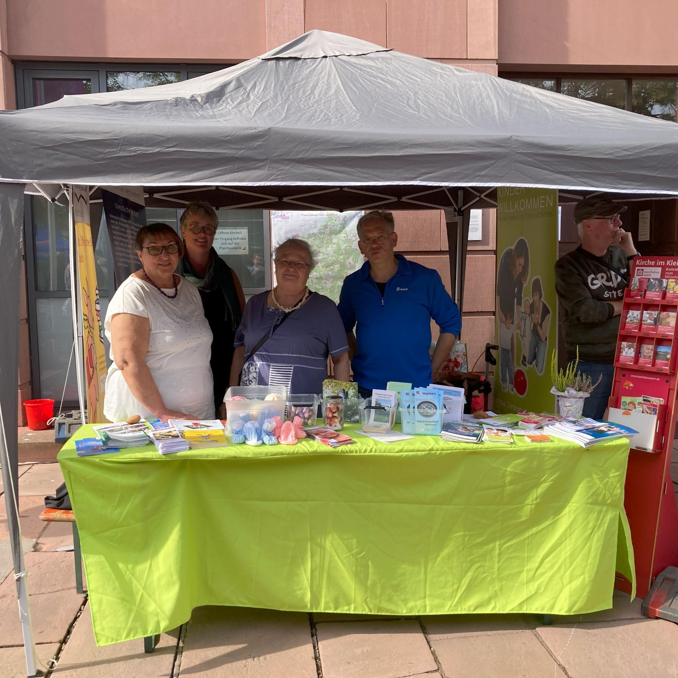 Eines der Stand-Teams am Stand der Kath. Kirche mit Claudia Gritzmann, Gabriele Maurer, Karin Puschmann und Carsten Rohmann