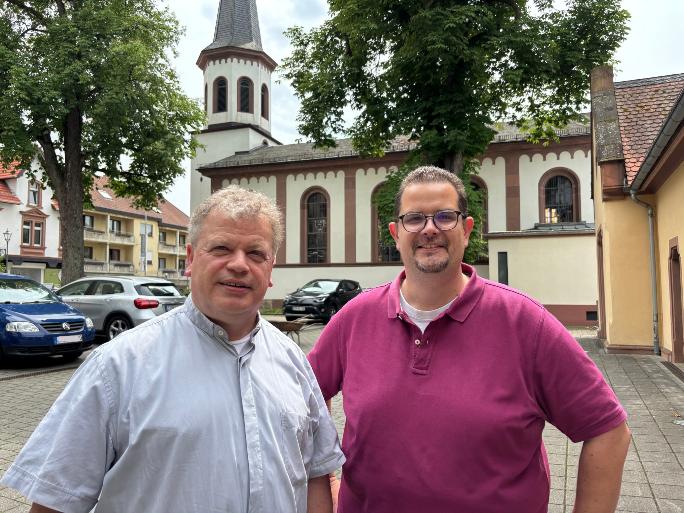 Leitender Pfarrer des Pastoralraumes Odenwaldkreis und Verwaltungsleiter Matthias Kusch vor der zukünftigen Pfarrkirche der Pfarrei „Guter Hirte im Odenwaldkreis“