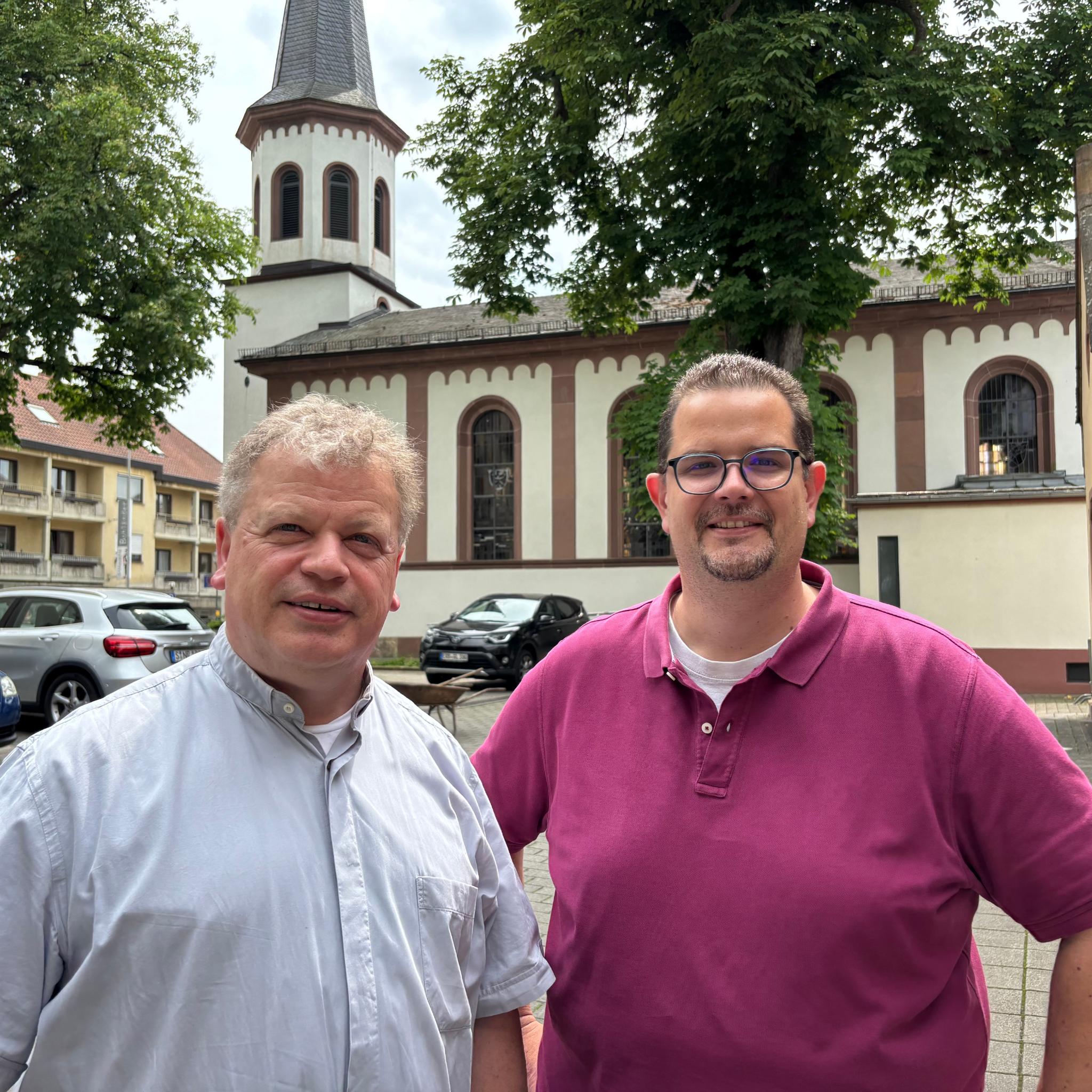 Leitender Pfarrer des Pastoralraumes Odenwaldkreis und Verwaltungsleiter Matthias Kusch vor der zukünftigen Pfarrkirche der Pfarrei „Guter Hirte im Odenwaldkreis“