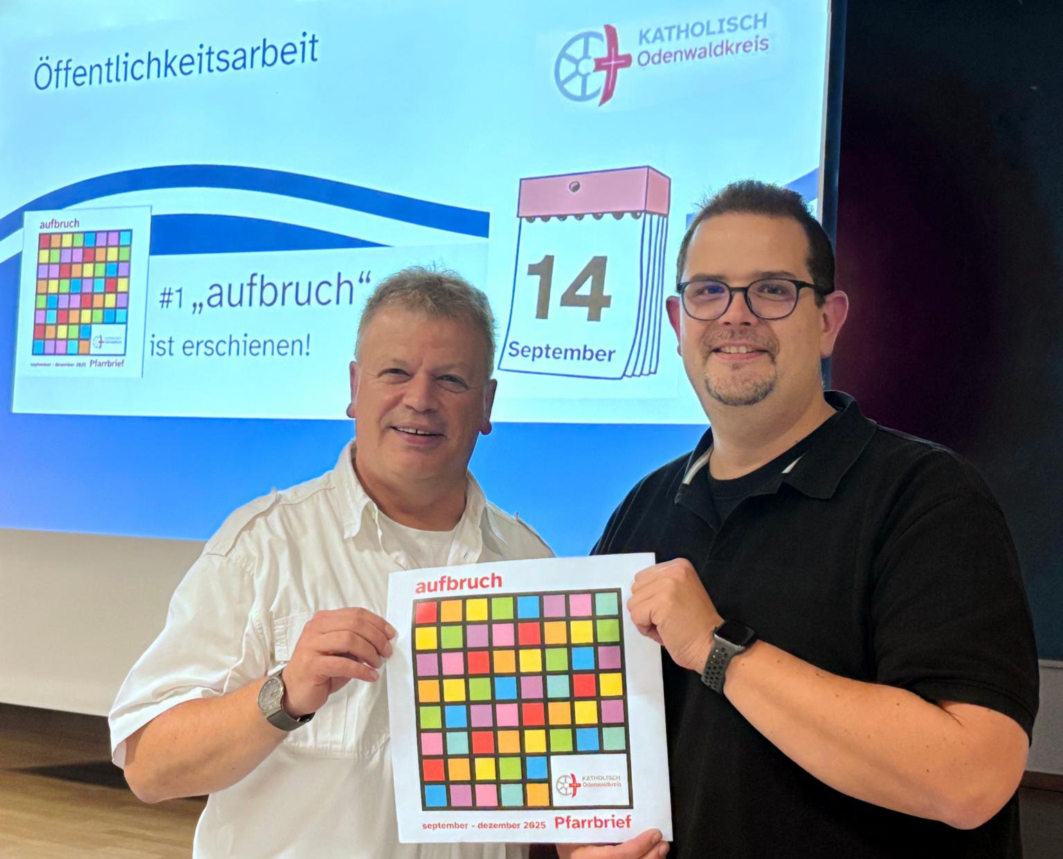Leitender Pfarrer Harald Poggel und Verwaltungsleiter Matthias Kusch, zugleich Wahlleiter der Pfarreiratswahl 2026, präsentieren den ersten gemeinsamen Pfarrbrief der künftigen Pfarrei Guter Hirte im Odenwaldkreis, der am 14. September erschienen ist (c) Bild: Christiane Raabe