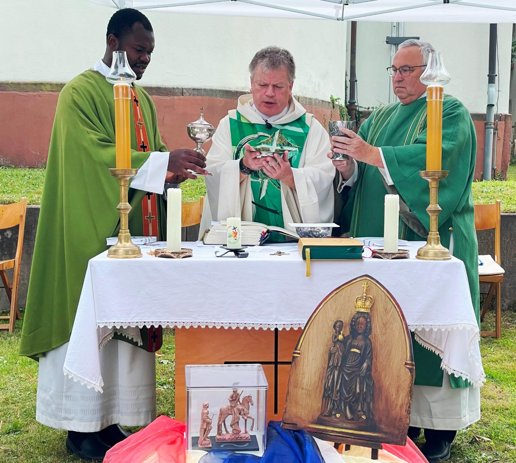 Eucharistiefeier beim Festgottesdienst im Wäldchen (c) Christiane Raabe