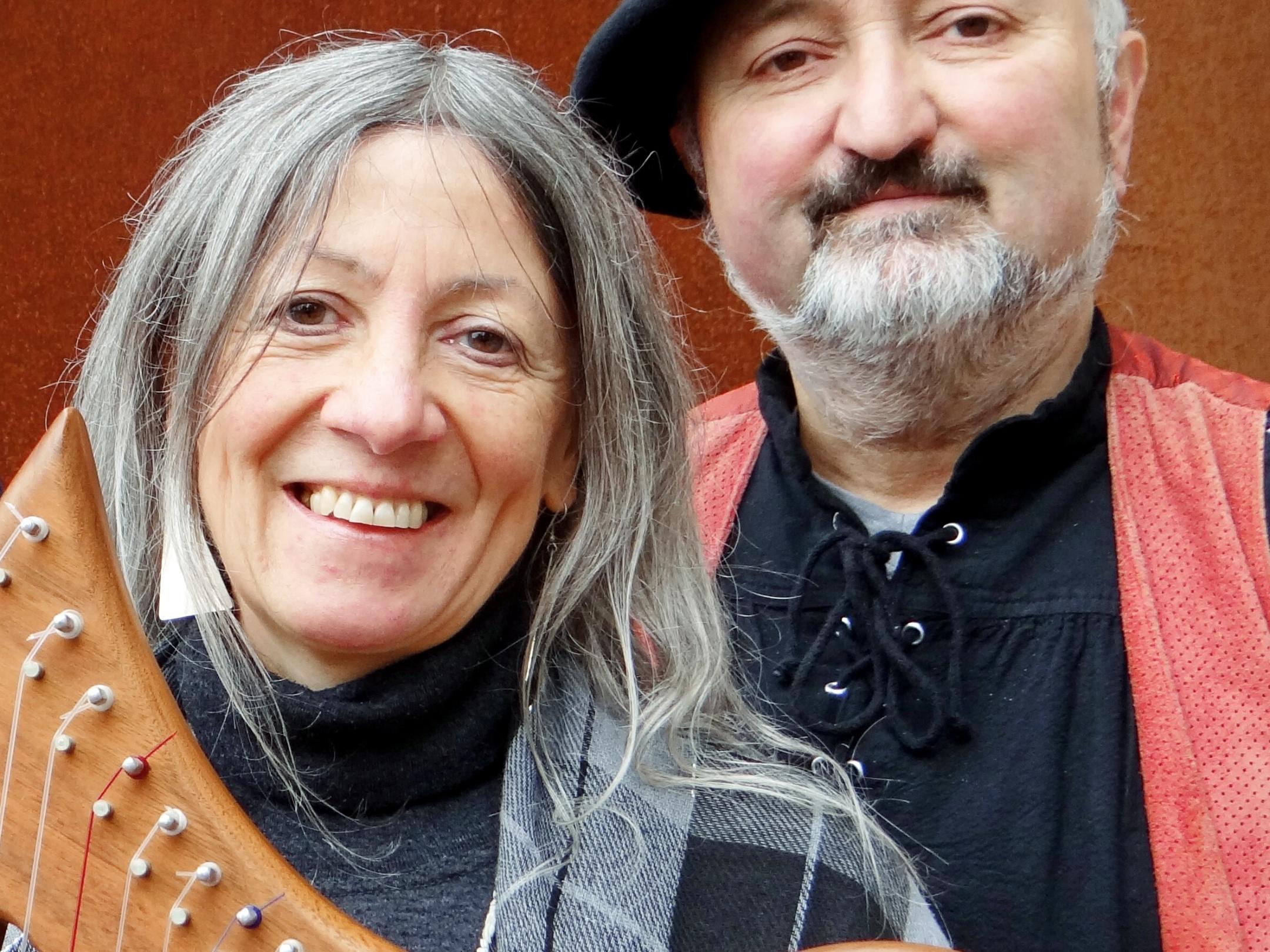 Jupp und Hilde Fuhs mit einer Harfe