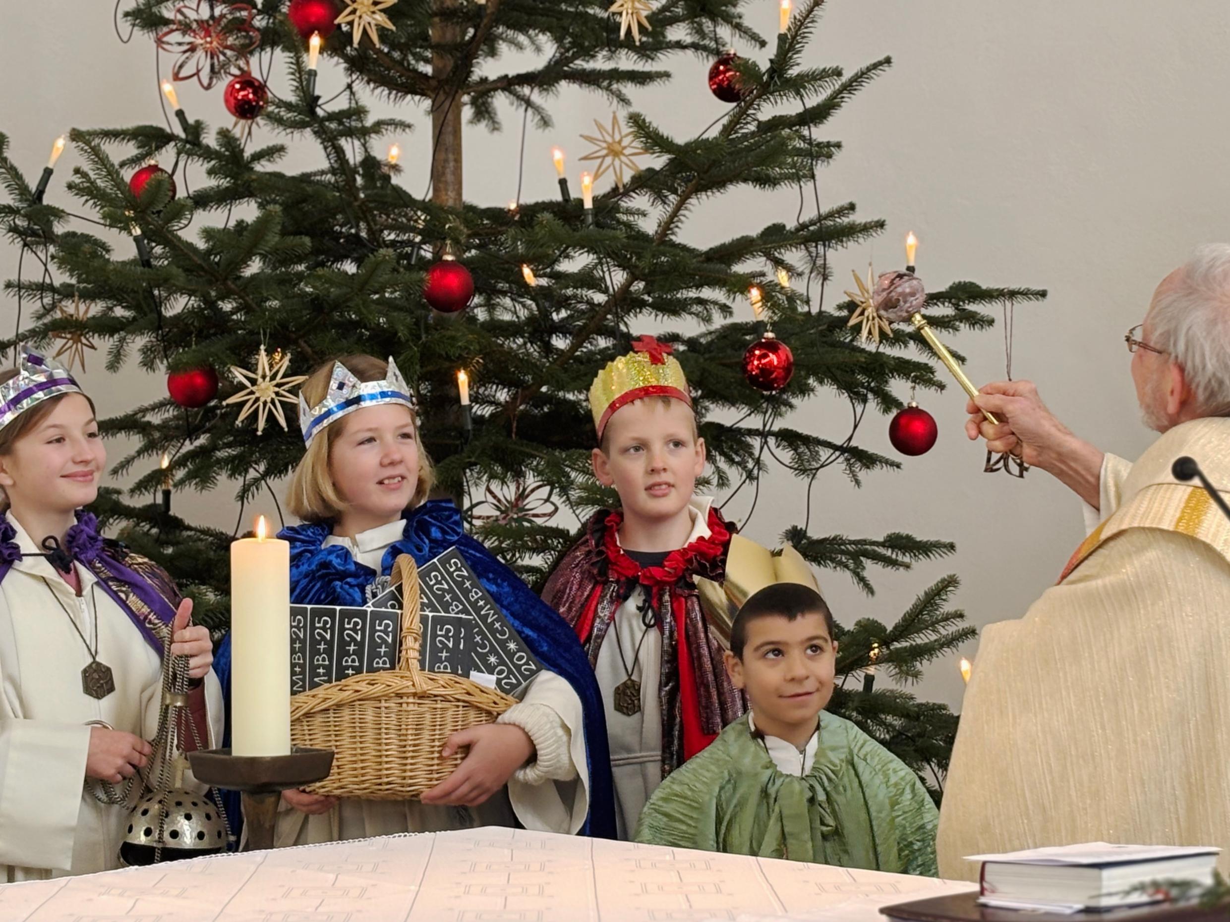 Sternsinger beim Aufbruch Luisa Segbers, Liv und Ole Vozdanszky, Elio Abboud und Geistlicher Rat Pfarrer i.R. Januarius Mäurer