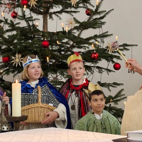 Sternsinger beim Aufbruch Luisa Segbers, Liv und Ole Vozdanszky, Elio Abboud und Geistlicher Rat Pfarrer i.R. Januarius Mäurer