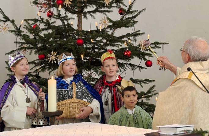 Sternsinger beim Aufbruch Luisa Segbers, Liv und Ole Vozdanszky, Elio Abboud und Geistlicher Rat Pfarrer i.R. Januarius Mäurer